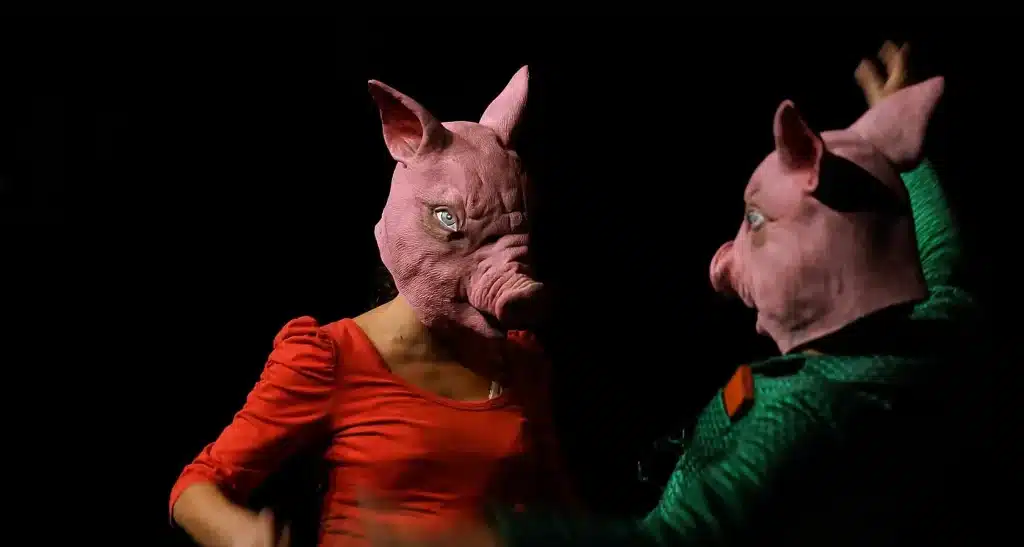 Fenomenologia della pettegola. Siede la terra