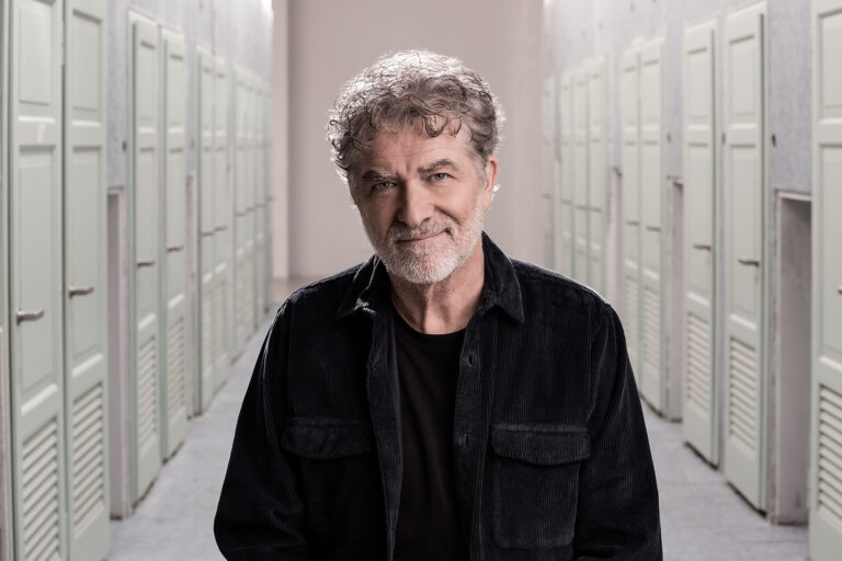 La corsa dietro il vento – Dino Buzzati o l’incanto del mondo