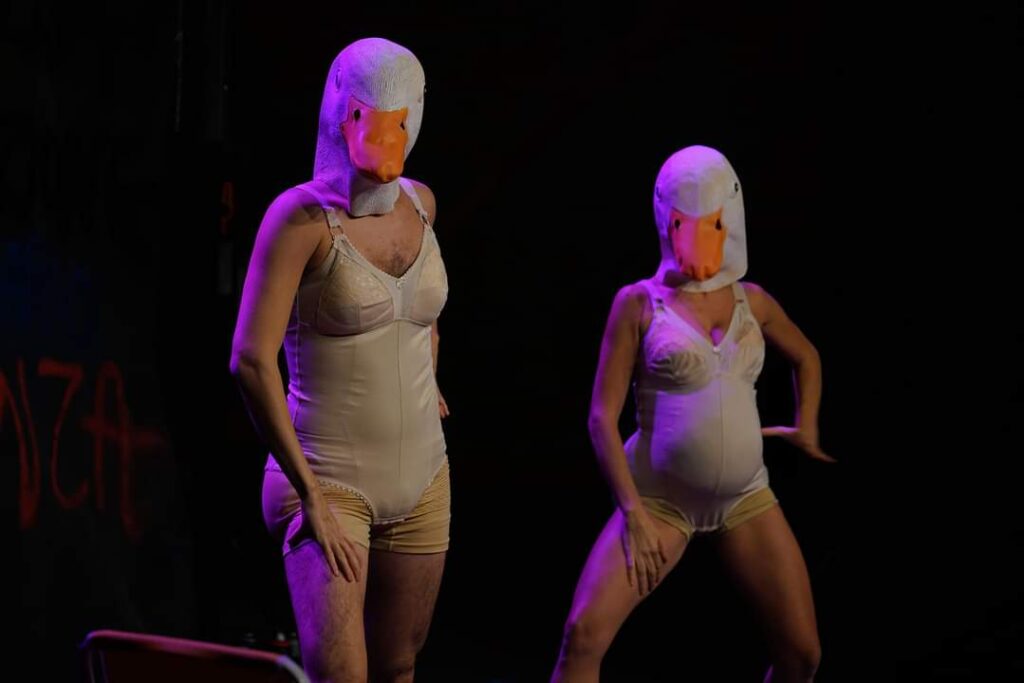 Siede la terra. Fenomenologia della pettegola