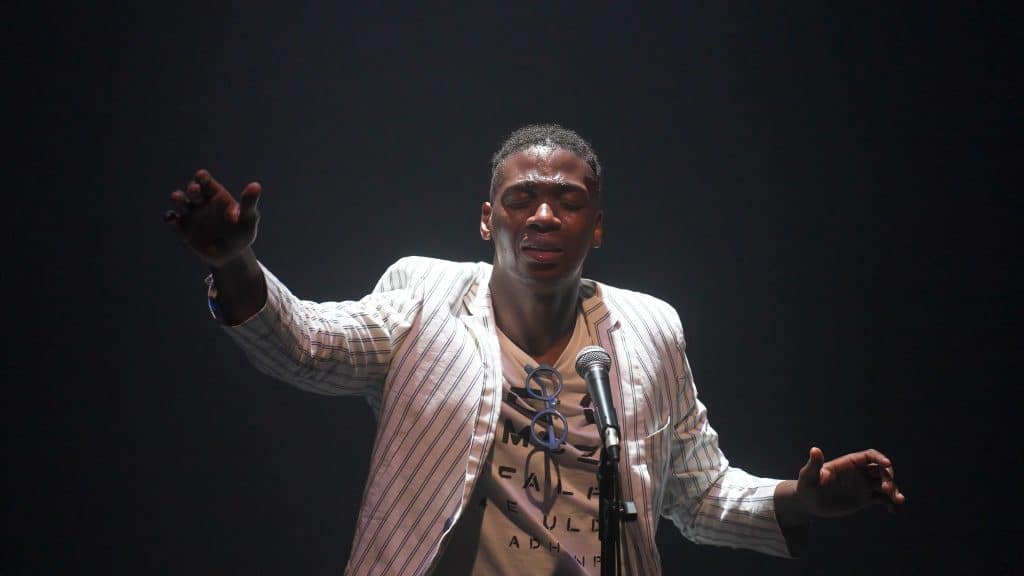 L’ UOMO CON GLI OCCHIALI